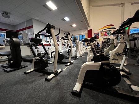 Geräte im Fitnessstudio